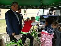 Minister Herrmann beim Reaktionstest